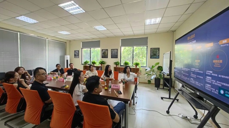 蘇州新一代企業(yè)家商會走進依斯倍 (2)