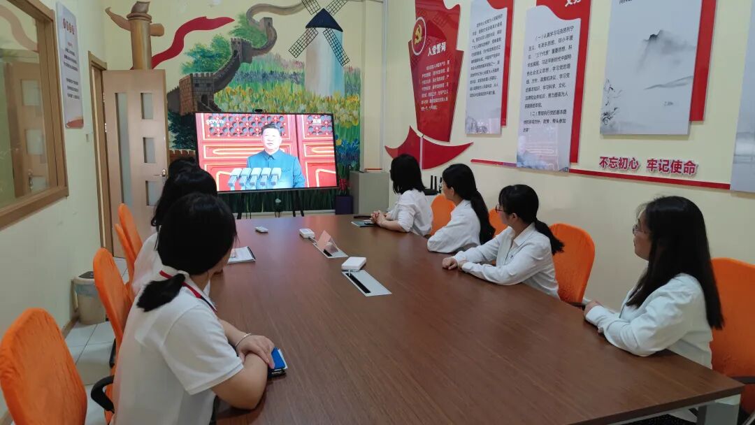 依斯倍組織員工觀看抗戰(zhàn)勝利80周年閱兵儀式，凝聚愛國(guó)情懷共筑未來(lái)